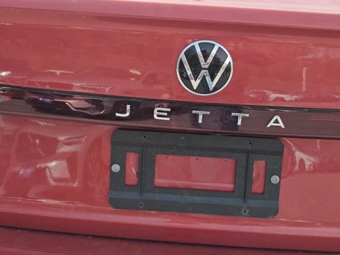 Certified 2025 Volkswagen Jetta SE w/ Sunroof Package image 15