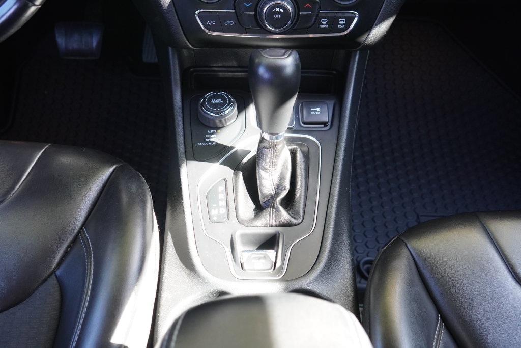 Used 2019 Jeep Cherokee Latitude Plus w/ Cold Weather Group AWD/4WD image 22