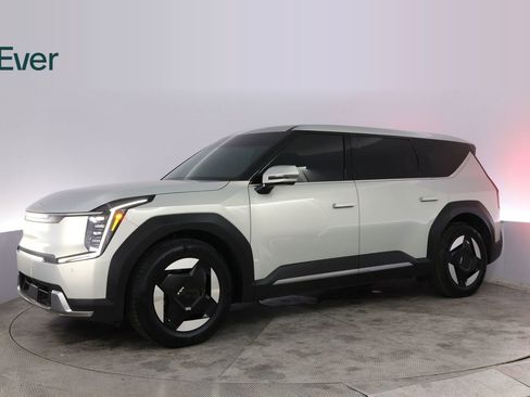 Used 2024 Kia EV9 Light Long Range RWD image 18