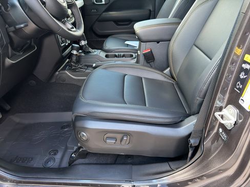 New 2025 Jeep Gladiator Sport image 11