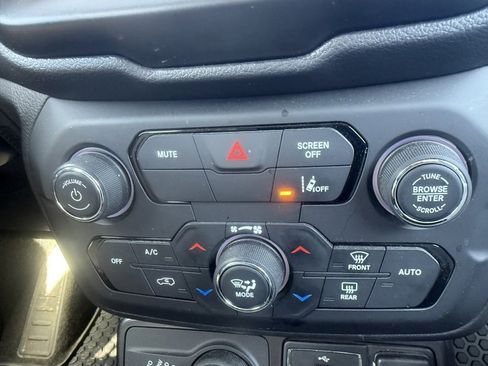 Used 2022 Jeep Renegade Latitude w/ Convenience Group image 19