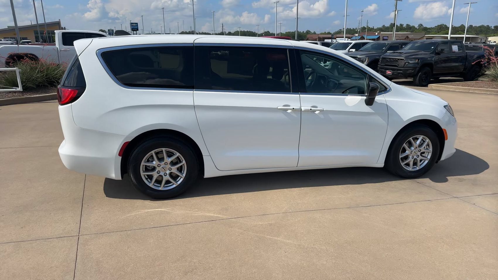 Used 2024 Chrysler Voyager LX FWD image 9