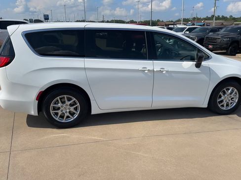 Used 2024 Chrysler Voyager LX FWD image 9