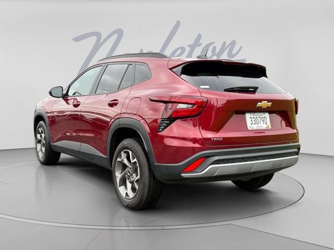 Used 2025 Chevrolet Trax LT FWD image 5
