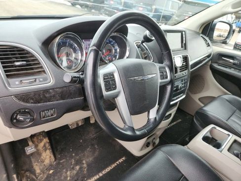 Used 2014 Chrysler Town & Country Touring image 9