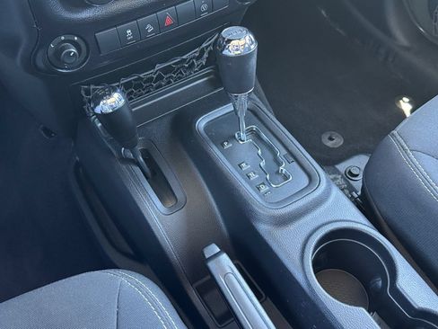 Used 2016 Jeep Wrangler Unlimited Rubicon w/ Connectivity Group AWD/4WD image 17