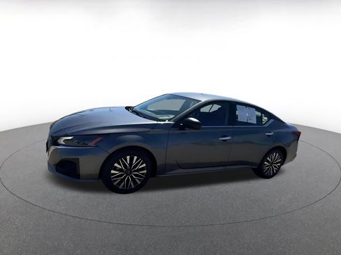 Used 2025 Nissan Altima 2.5 SV FWD image 8