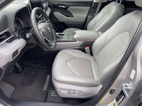Used 2023 Toyota Highlander XLE image 16