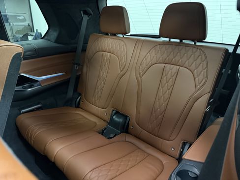 Used 2024 BMW X7 xDrive40i w/ M Sport Package AWD/4WD image 18