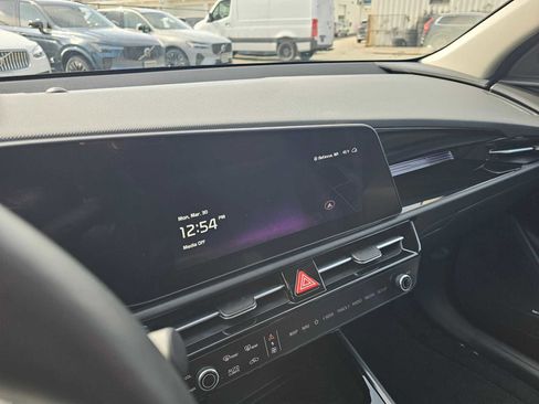 Used 2023 Kia Niro SX image 27