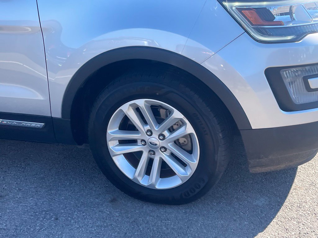 Used 2017 Ford Explorer XLT w/ Equipment Group 202A FWD image 4