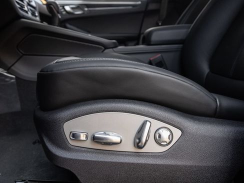 Certified 2026 Porsche Macan AWD/4WD image 21