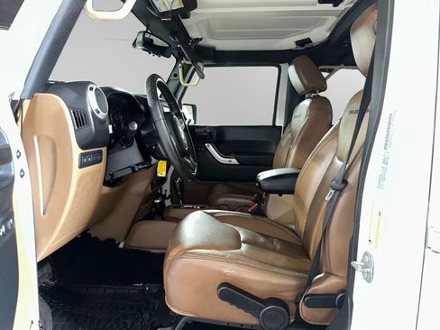 Used 2016 Jeep Wrangler Unlimited Rubicon w/ Connectivity Group AWD/4WD image 7