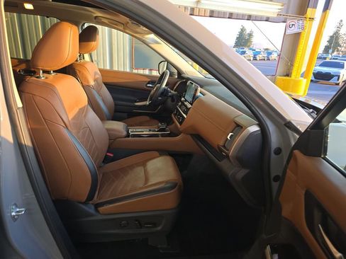Used 2023 Nissan Pathfinder Platinum image 9