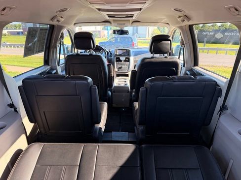 Used 2012 Chrysler Town & Country Touring w/ Entertainment Group #1 FWD image 32