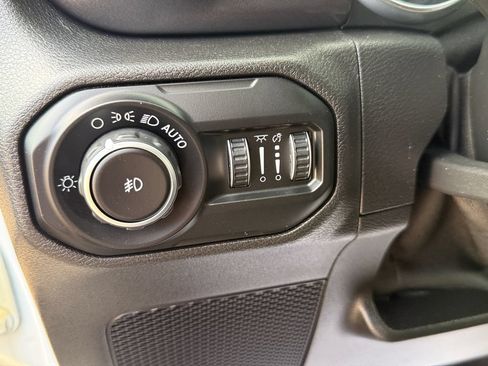 Used 2020 Jeep Wrangler Unlimited Sahara AWD/4WD image 17