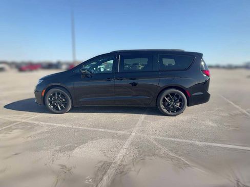 New 2026 Chrysler Pacifica Select image 6