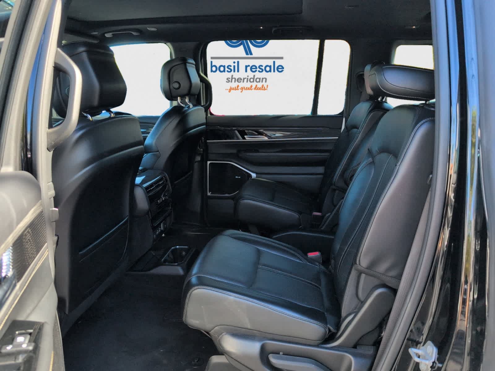 Used 2022 Jeep Wagoneer Series III w/ Premium Group I AWD/4WD image 19