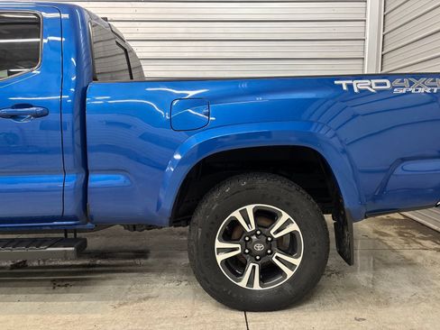 Used 2018 Toyota Tacoma TRD Sport image 6