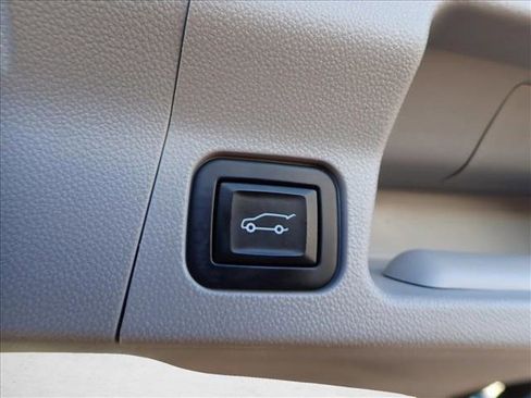 Used 2022 GMC Acadia SLT w/ Preferred Package image 7