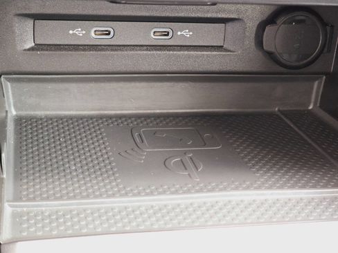 Used 2024 Volkswagen Tiguan SE FWD image 17