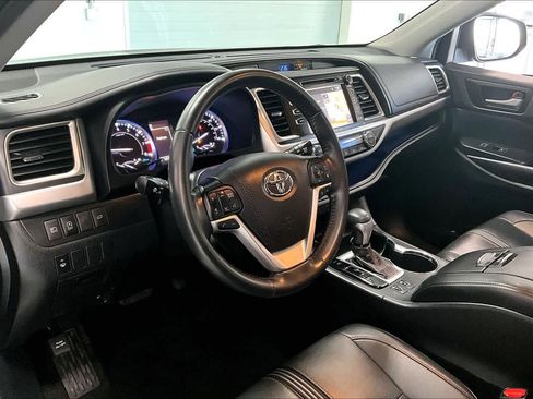 Used 2019 Toyota Highlander SE image 2