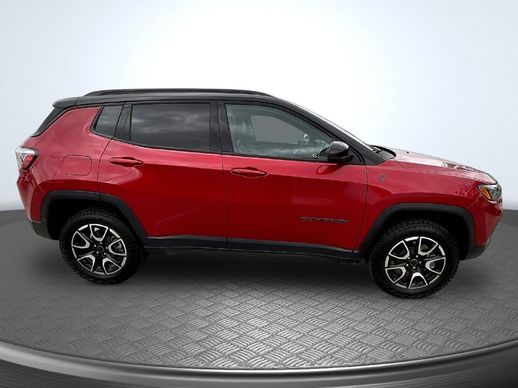 Used 2025 Jeep Compass Trailhawk AWD/4WD image 4