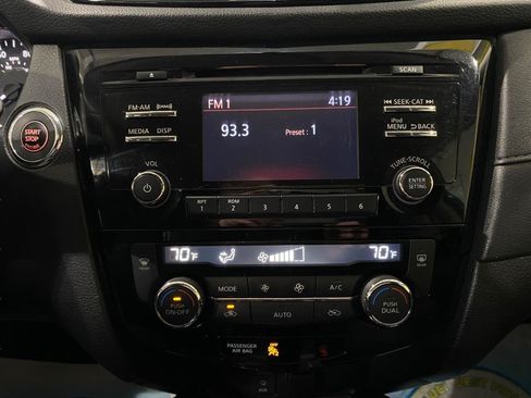 Used 2017 Nissan Rogue SV AWD/4WD image 16
