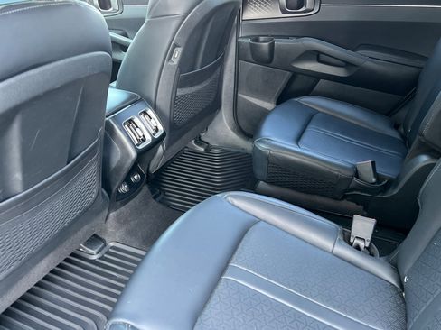 Used 2024 Kia Sorento EX image 9