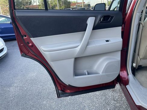 Used 2010 Toyota Highlander SE FWD image 32