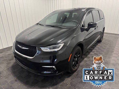 Used 2023 Chrysler Pacifica Touring-L FWD image 1