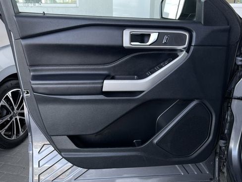 Used 2022 Ford Explorer XLT w/ Equipment Group 202A image 9