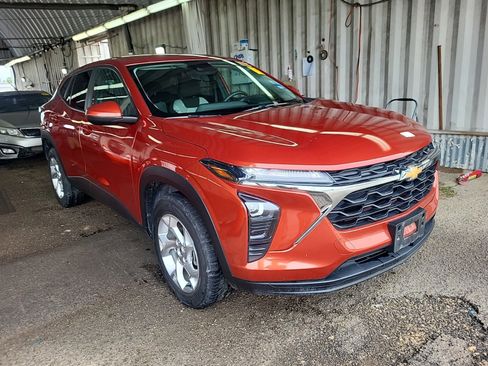 Used 2024 Chevrolet Trax LS w/ LS Convenience Package FWD image 2