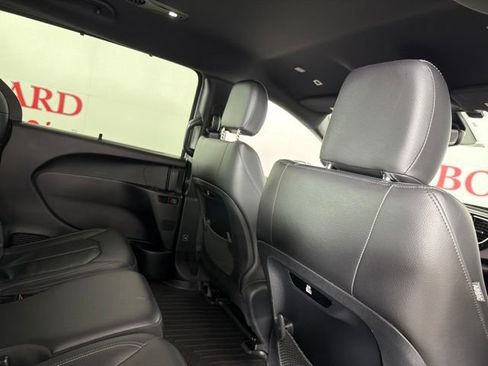 Used 2018 Chrysler Pacifica Touring-L w/ Premium Audio Group FWD image 18