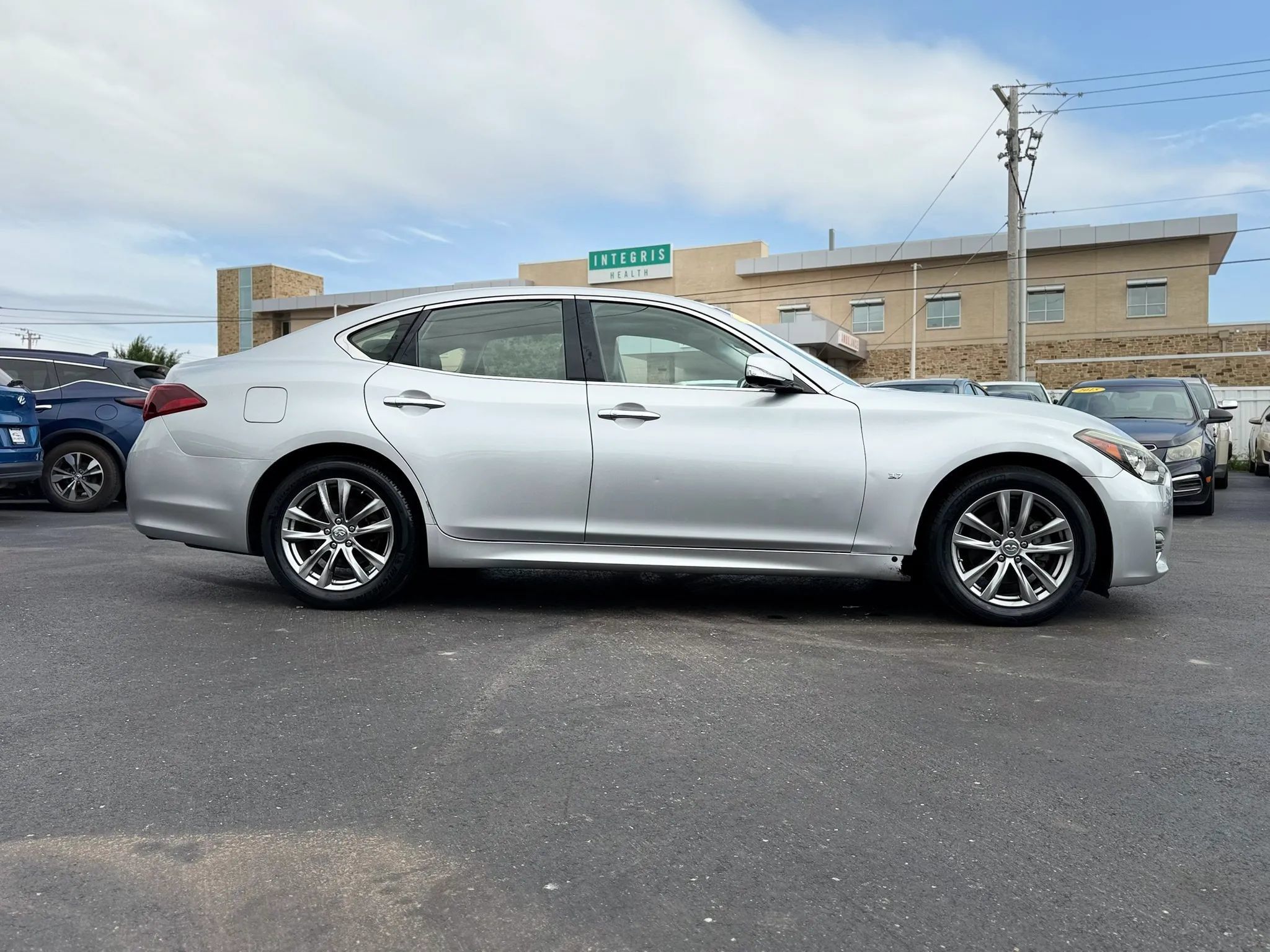 Used 2018 INFINITI Q70 Luxe RWD image 3