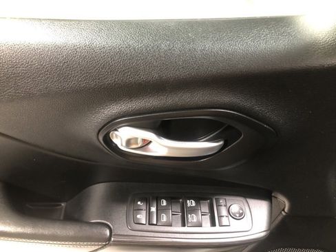 Used 2015 Jeep Cherokee Limited image 19