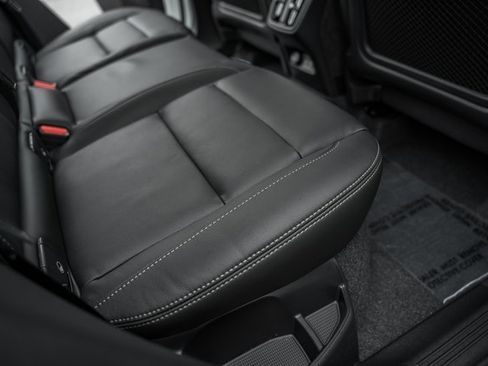 Certified 2025 Volvo XC40 B5 Ultra w/ Climate Package image 33