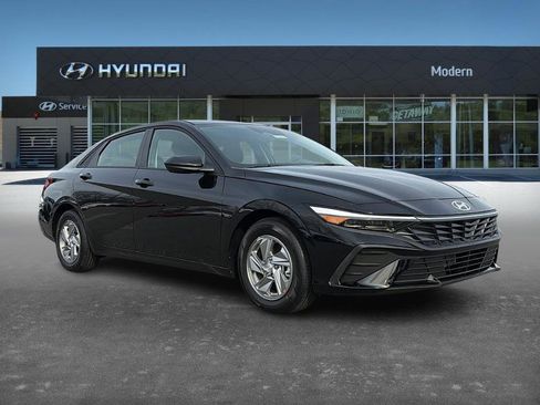 New 2026 Hyundai Elantra SE image 2