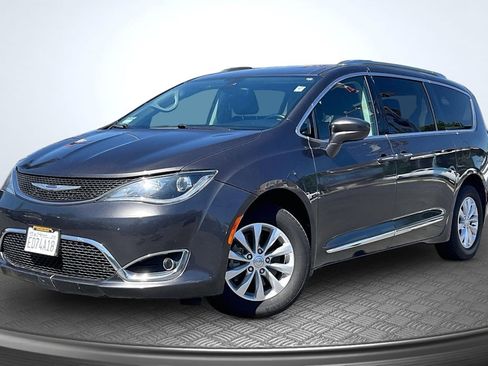 Used 2019 Chrysler Pacifica Touring-L image 12
