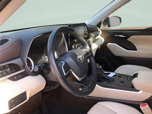 Used 2022 Toyota Highlander XLE FWD image 19