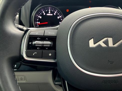 Certified 2024 Kia Carnival EX image 22