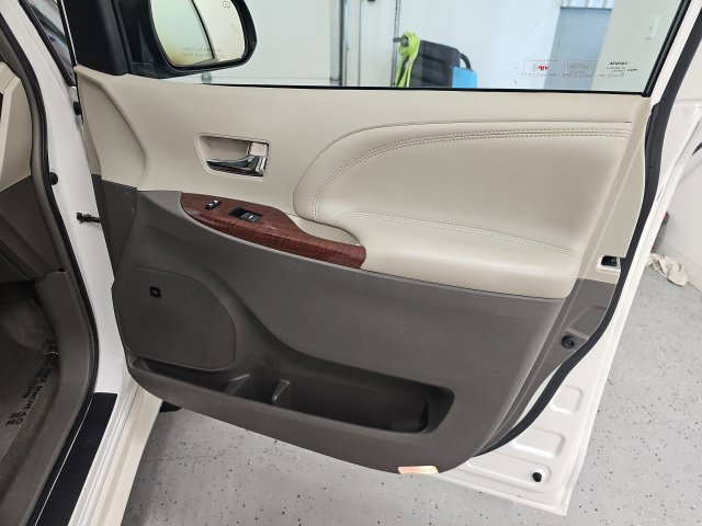 Used 2013 Toyota Sienna Limited w/ Premium Pkg AWD/4WD image 41