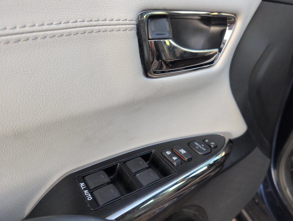 Used 2015 Toyota Avalon XLE FWD image 12
