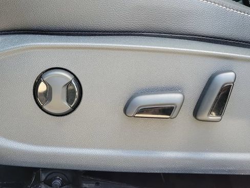 Used 2025 Volkswagen Jetta SE FWD image 18