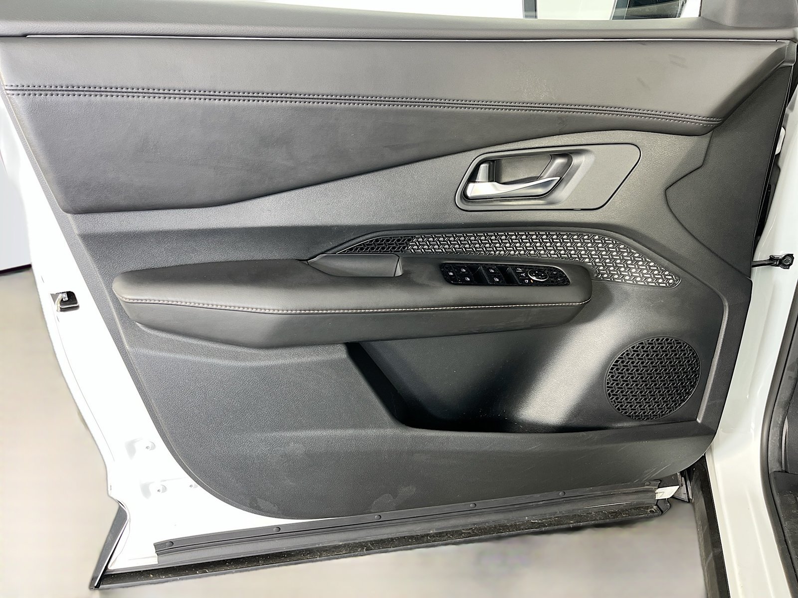 Used 2023 Nissan Ariya FWD image 25