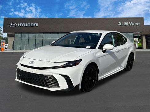 Used 2025 Toyota Camry SE image 1