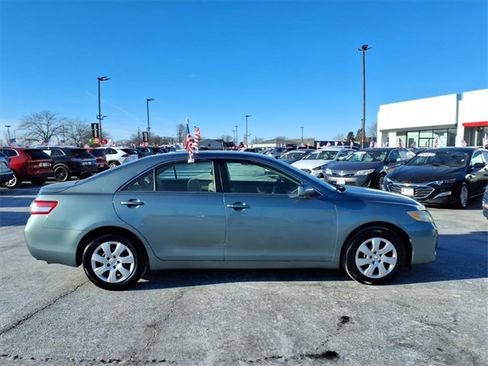 Used 2011 Toyota Camry LE image 2