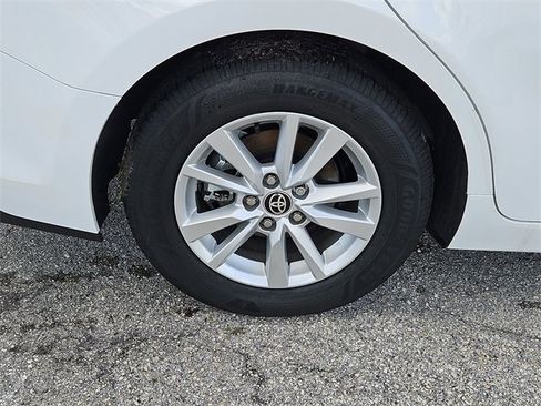 Used 2025 Toyota Camry SE image 5