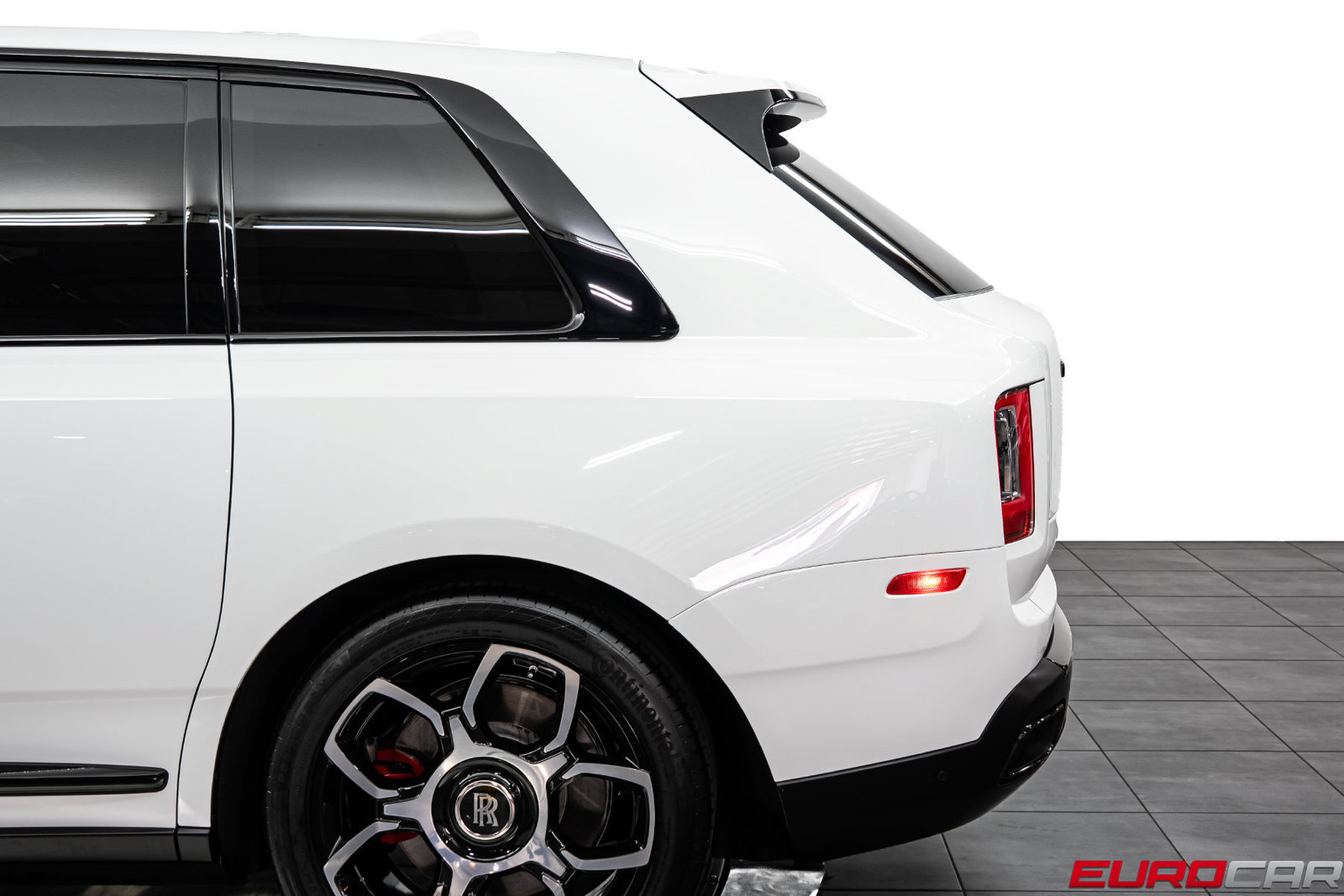 Used 2022 Rolls-Royce Cullinan Black Badge w/ Dark Exterior Package AWD/4WD image 17