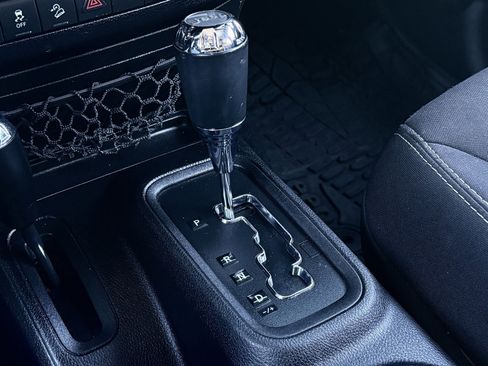 Used 2015 Jeep Wrangler Unlimited Sahara w/ Connectivity Group image 29